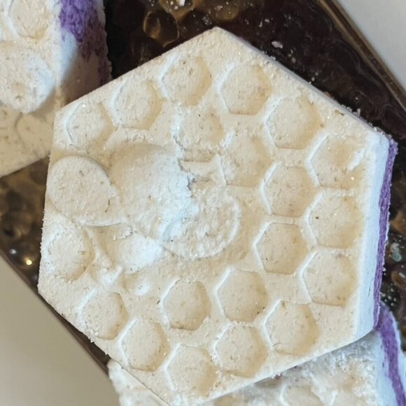 Hand crafted hydrating premium  "get your glow on" floral spa scent bath bomb - Picture 5 of 12